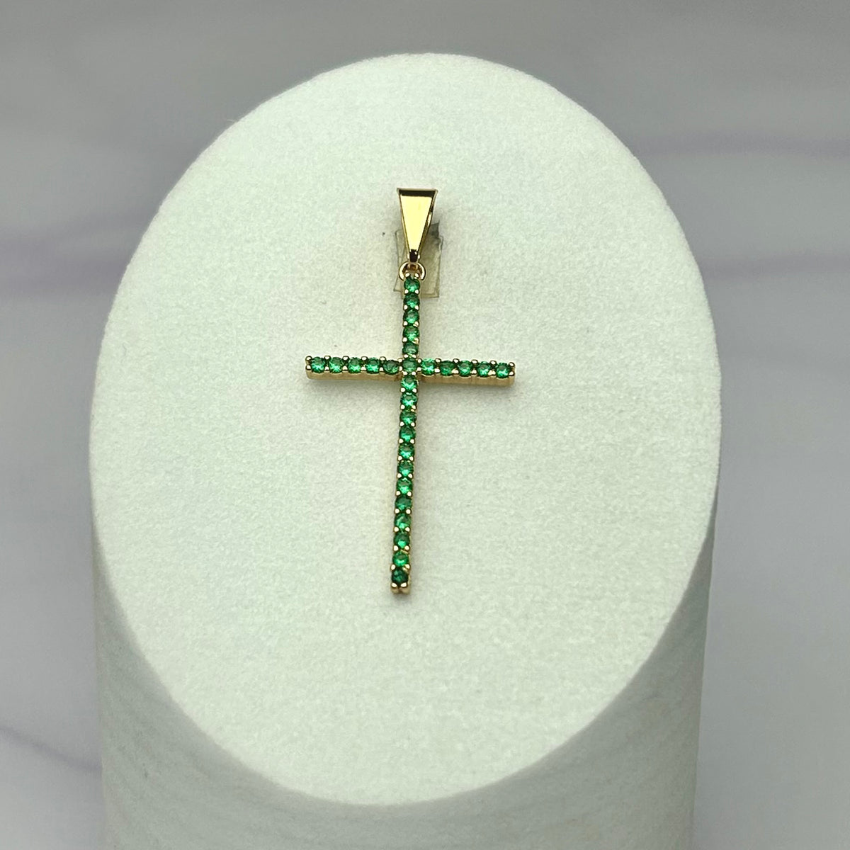 Dije Cruz Delgada circón verde 2.8 cm x 1.8 cm