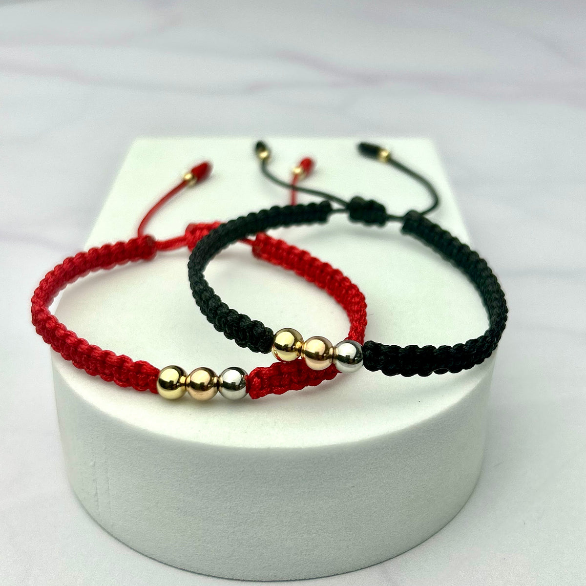 Combo de Pulseras Tejidas Tres Oros Balín Liso Negra y Roja