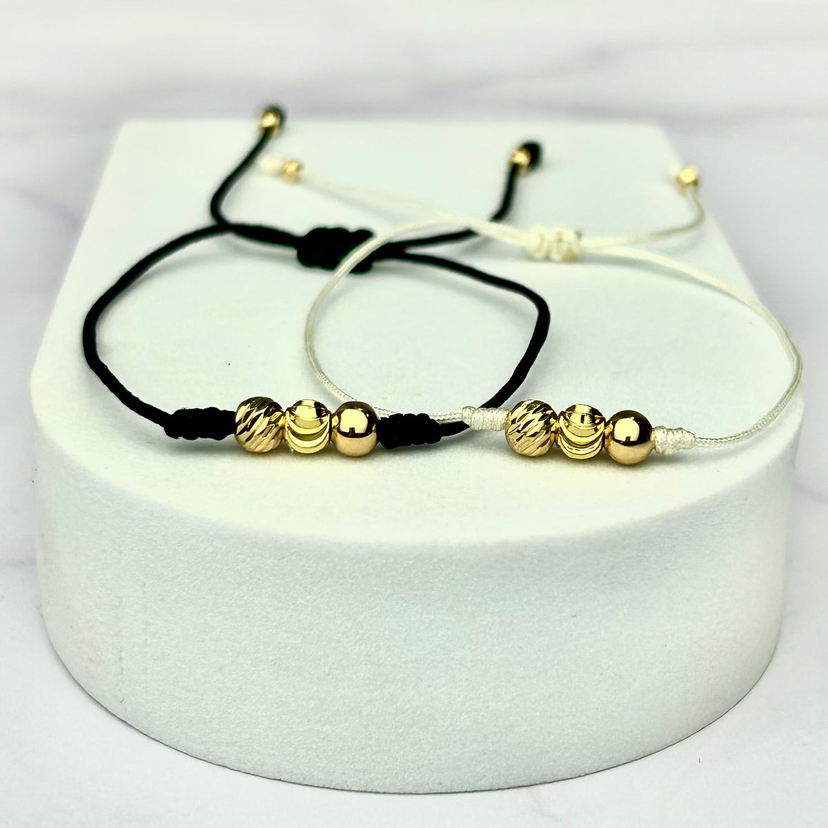 Combo de Pulseras Hilo Balín Mixto Negra y Blanca Hueso