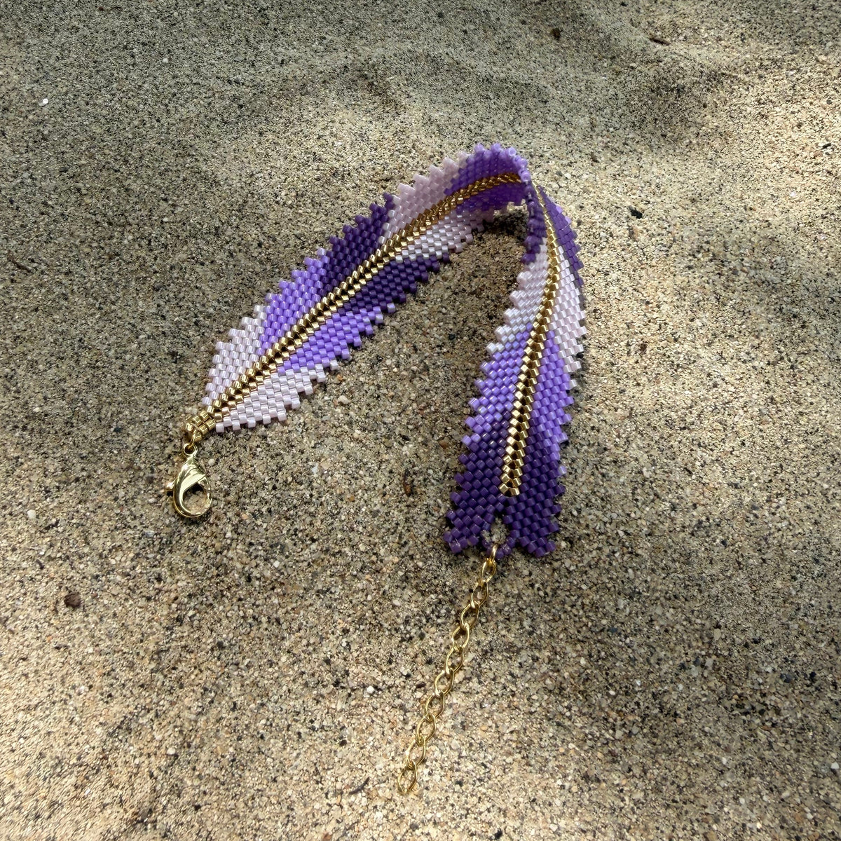 Pulsera Miyuki Arrow Amatista con Dorado